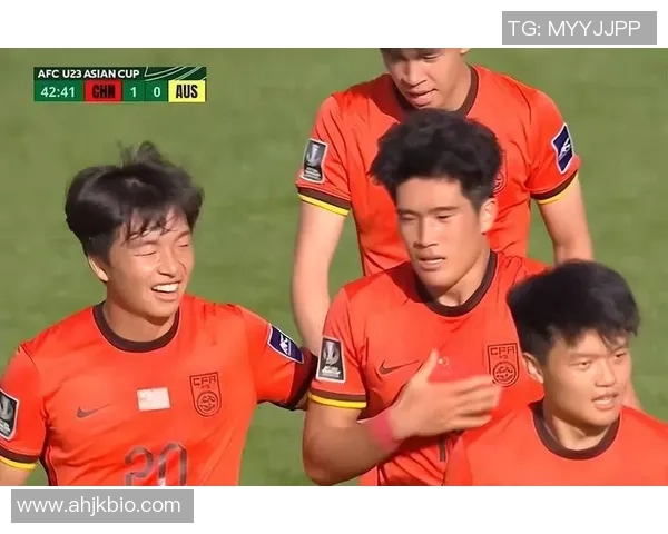 国足主帅亲赴基层选拔新人，现场引发围观